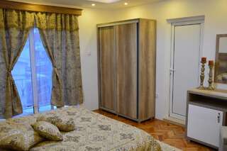 Гостевой дом Guest House Vera Улцинь Семейный номер с балконом-7
